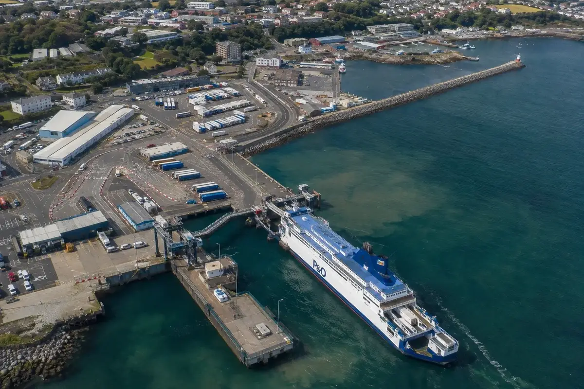 Port desservi par la liaison Cairnryan–Larne