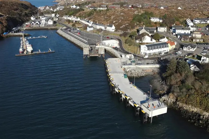 Port desservi par la liaison Uig–Tarbert (Harris)