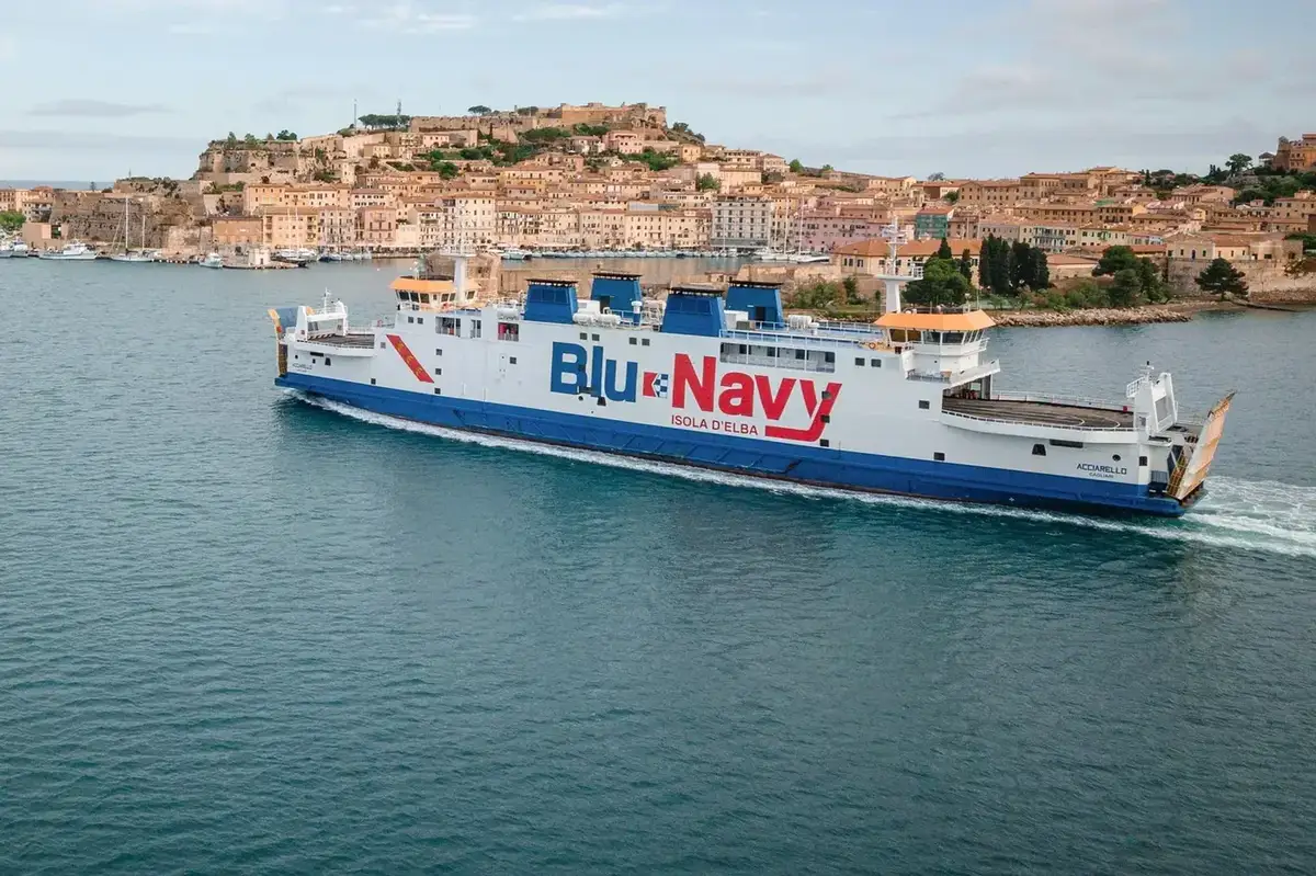 Ferry Blu Navy au large de Portoferraio, sur l’île d’Elbe
