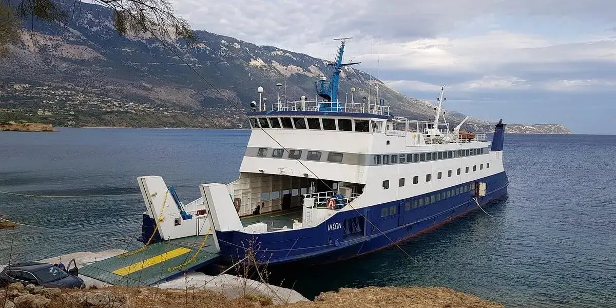 Ferry desservant la liaison Pesada, Kefalonia–Agios Nikolaos, Zakynthos