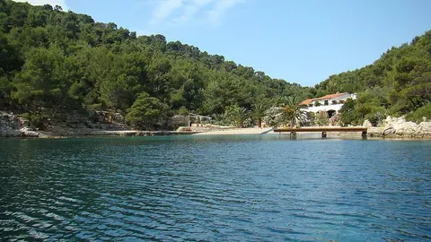 Hvar littoral près de Hvar Vira, Croatie