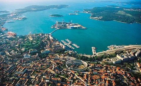 Vue de Pula, Croatie