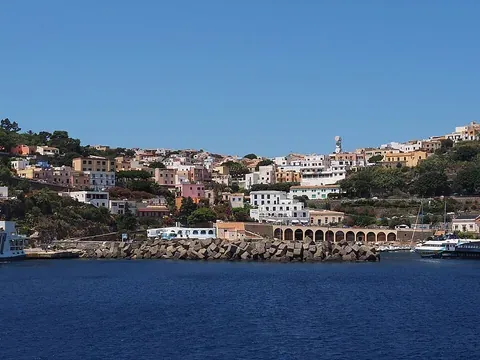 Vue d’Ustica Cala Cimitero, Italie
